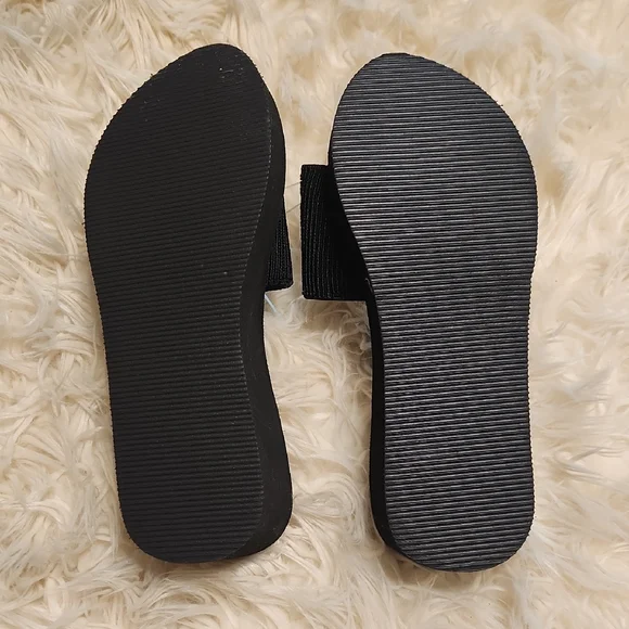 Black and White Floral Sandals with Plush Base - Picture 2 of 2